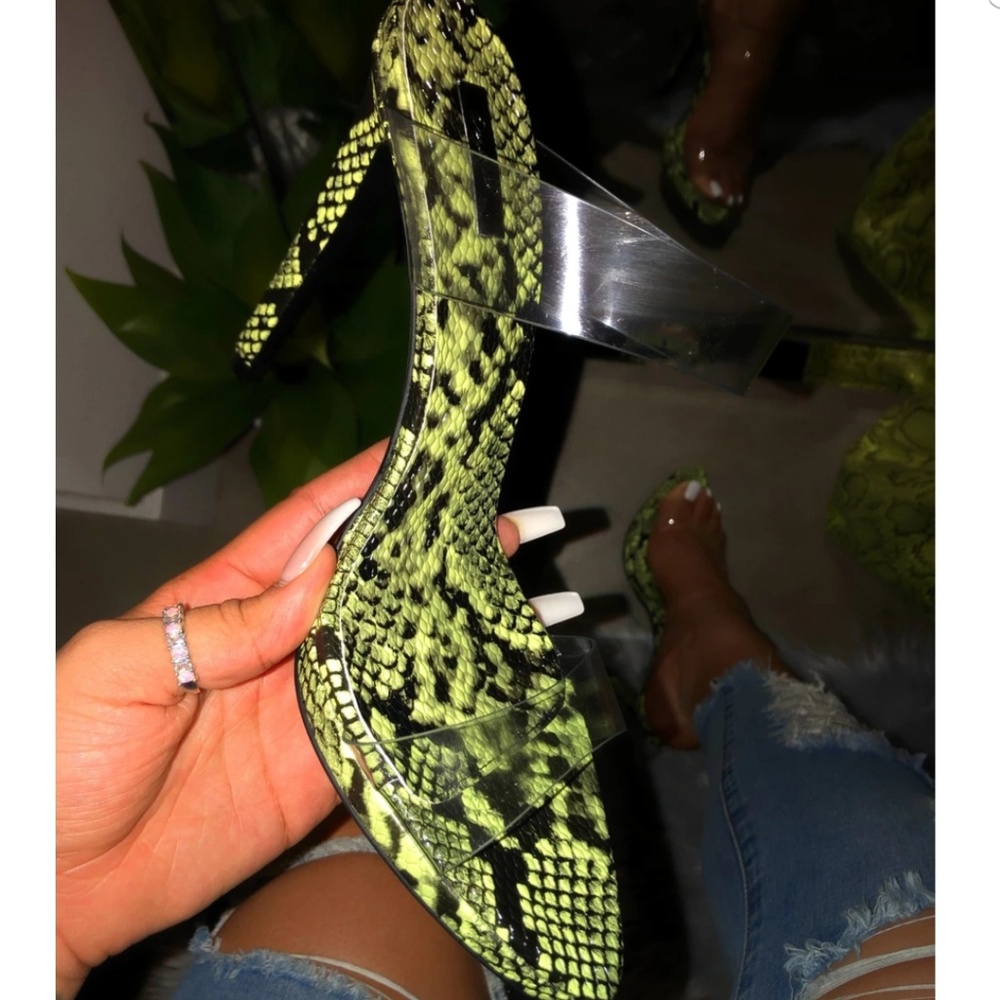 🚨//Hot Babe Summer// Neon Green heel - Picture 6 of 7